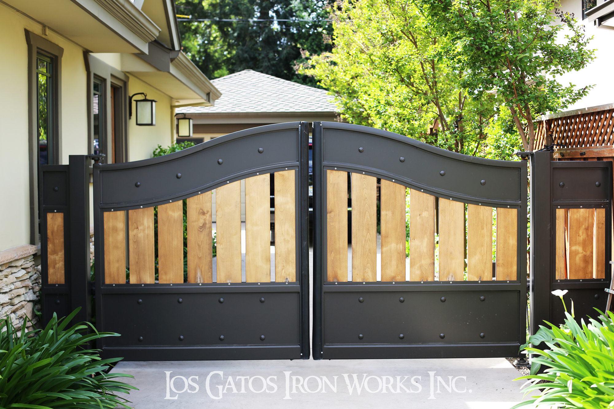 Fences-Rails El Solyo Ave. - Iron Wood Gate 4