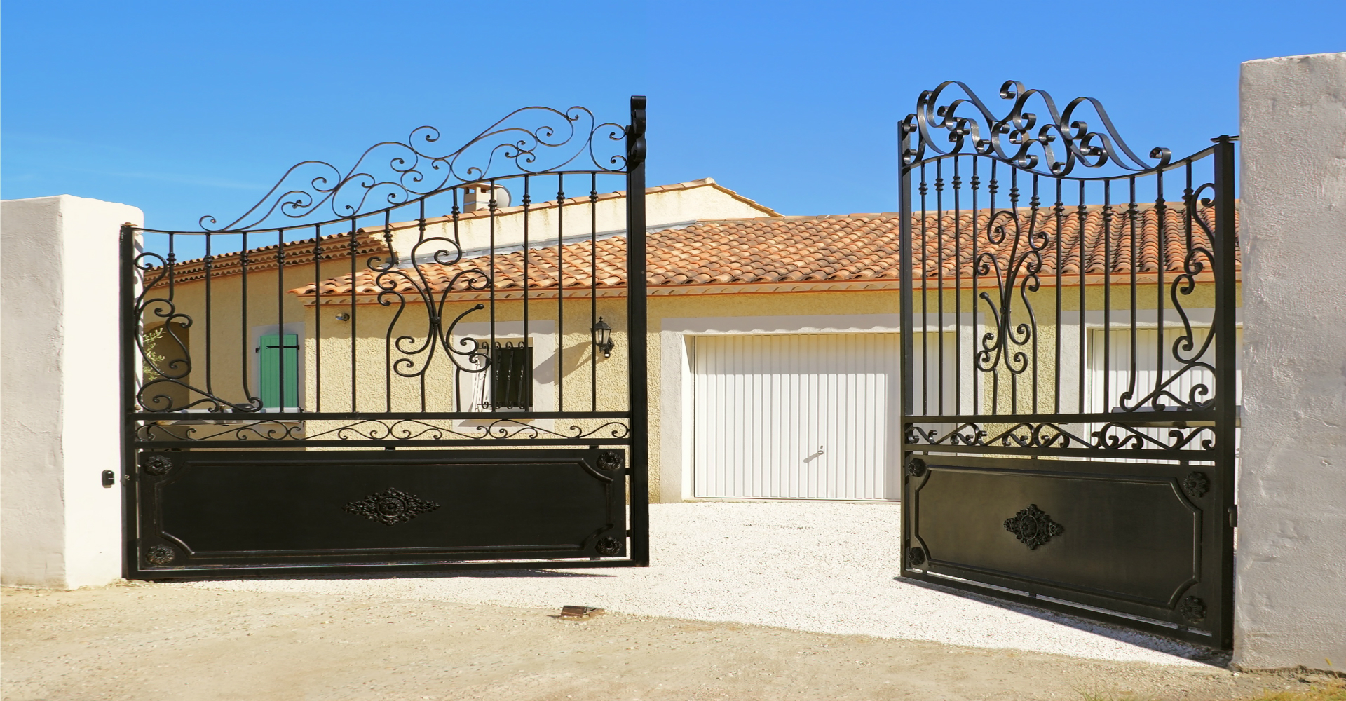 The Pros and Cons of Metal Gates vs Wood Gates